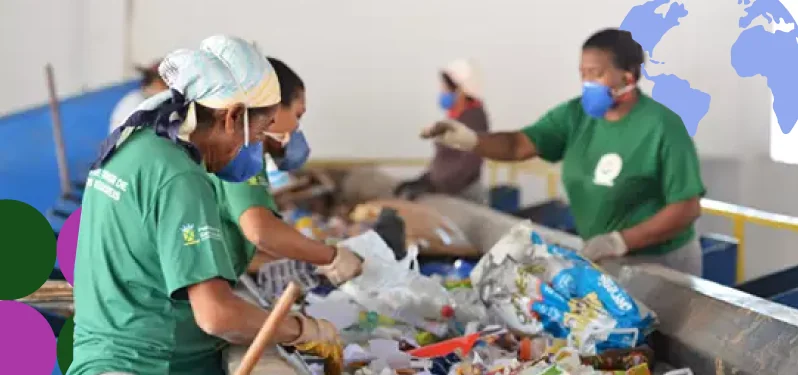 Mulheres no processo de seletiva de reciclados. Fotomontagem da Synergia sobre foto de Adriano Alves