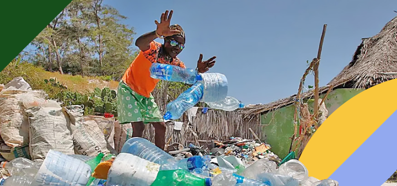Pessoa em meio a garrafas plásticas para reciclagem. Fotomontagem da Synergia sobre foto da ONU Meio Ambiente/Cyril Villemain