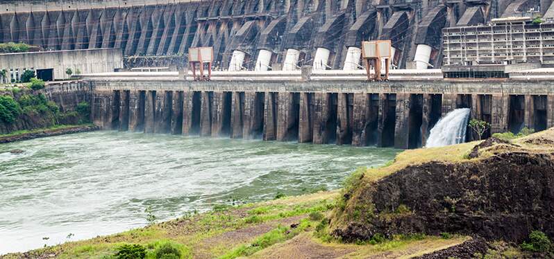 Infraestructura gris de autosuficiencia hídrica - Represa interna_Represa Itaipu-Paraná_Photo-Adobe-Stock