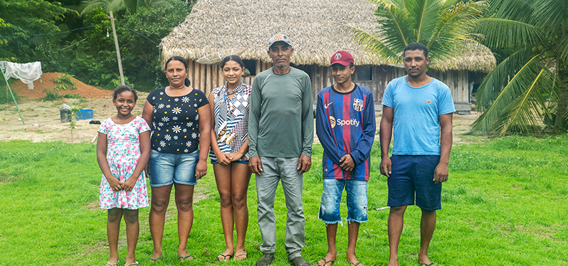 Familia de Benedito Gomes (Benê), con 3 mujeres y dos hombres. Foto: Sinergia