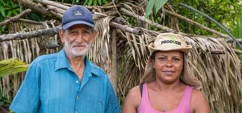 Chiquinha e Zé Mineiro em frente a plantação. Foto: Synergia