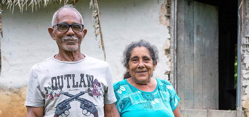 Cleonice and José Gomes in front of their home in Terra do Meio. Photo: Synergia