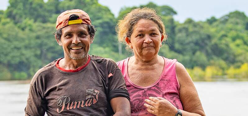 Casal Domingas and Raimundo Nazário on the banks of the Iriri River. Photo: Synergia