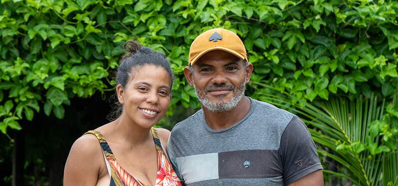 Pareja Maria y Tijubinha en la plantación de cacao de terra do meio