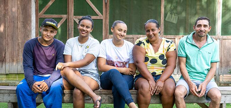 La familia de Marilene y Rosinaldo con sus dos hijas y su hijo, Foto: Synergia