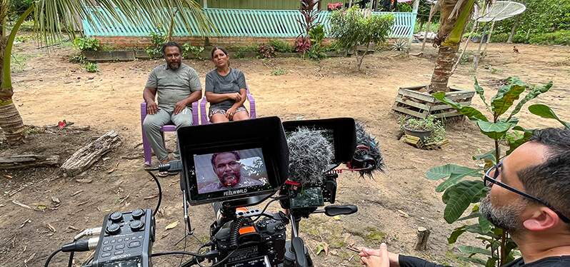 Naldo y Francisca durante la grabación del documental, frente a su casa. Foto: Sinergia