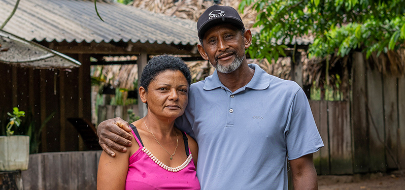 Tica and Edson in front of their house in Terra do Meio. Photo: Synergia