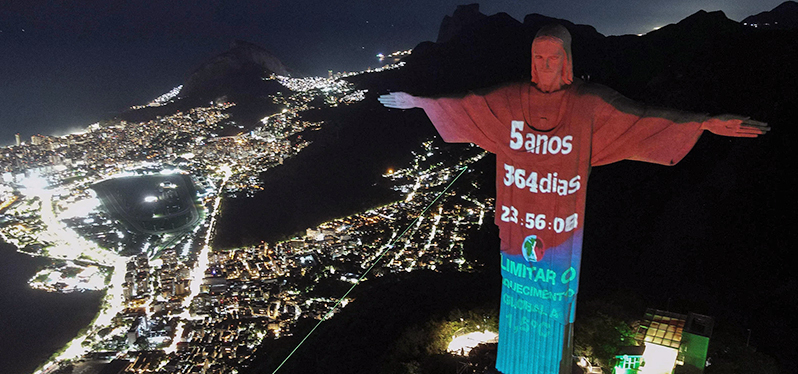 Ciudad de Río de Janeiro con reloj climático proyectado sobre el Cristo Redentor. Foto: Eduardo Anizelli/Folhapress
