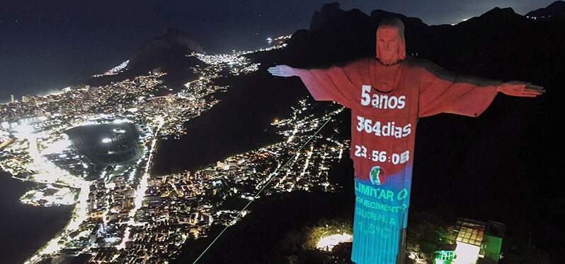 Cidade do Rio de Janeiro com relógio do clima projetado no  Cristo Redentor. Foto: Eduardo Anizelli/Folhapress