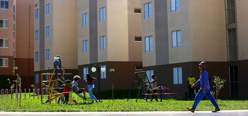 Niños jugando en el parque con pisos al fondo. Foto: Marcelo Camargo/Agencia Brasil