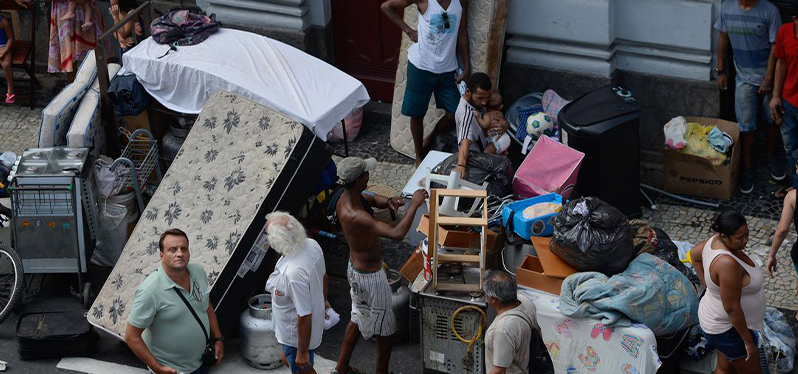 Pessoas afetadas pelo falta de acesso à moradia decupando prédio. Foto: Tânia Rego/Agência Brasil