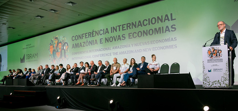 Palco com participantes da Conferência da Amazônia e Novas Economias. Foto: Divulgação