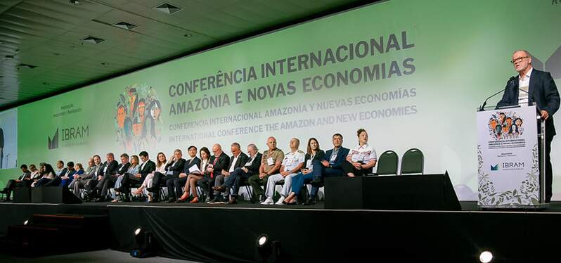 Escenario con participantes de la Conferencia Amazonía y Nuevas Economías. Foto: Divulgación