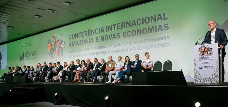 Stage with participants of the Amazon and New Economies Conference. Photo: Disclosure