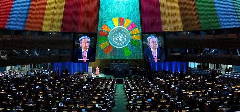 Countries sign declaration at the Sustainable Development Goals Summit. Photo: UN/Mark Garten