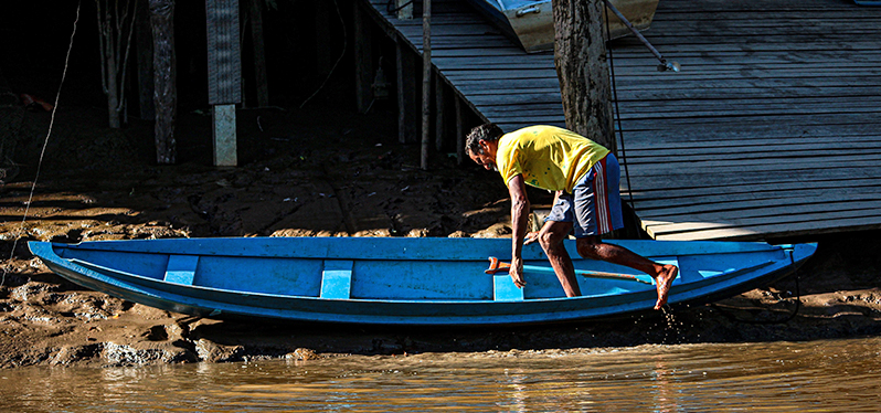 Uma Concertação pela Amazônia - pessoa em rio na Amazônia Foto-Adobe-Stock