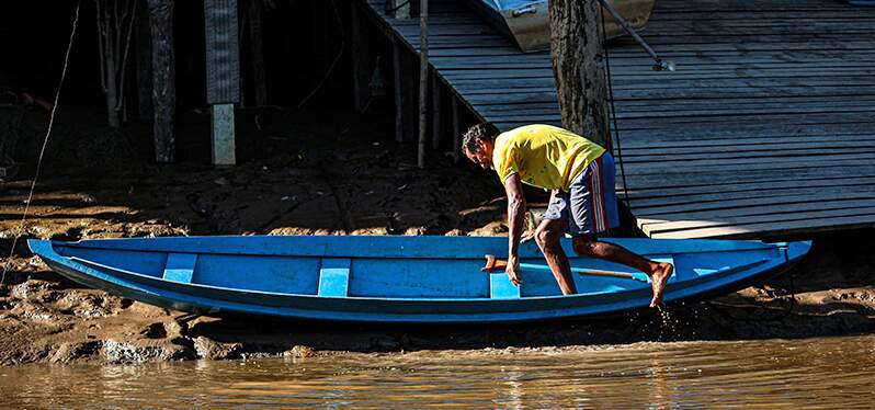 Un Concierto por la Amazonía - gente en un río en la Amazonía Foto-Adobe-Stock