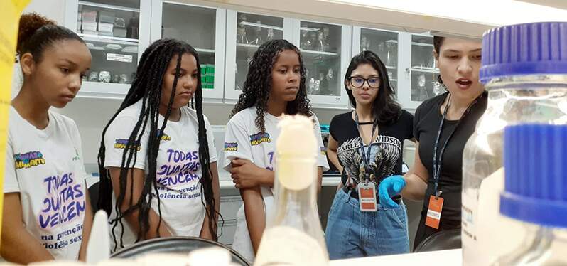 Girls in science class. Photo: CMN/Ana Roberta Amorim