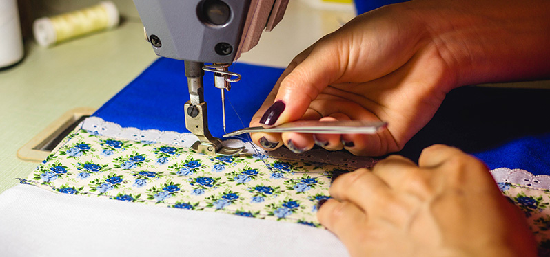 La costura es una alternativa para las mujeres emprendedoras. Foto: Adobe Stock