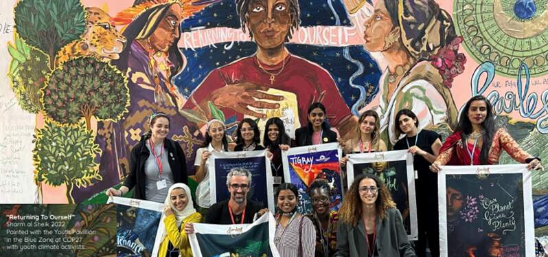 Pessoas reunidas em frente ao painel. Foto: Fearless Collective