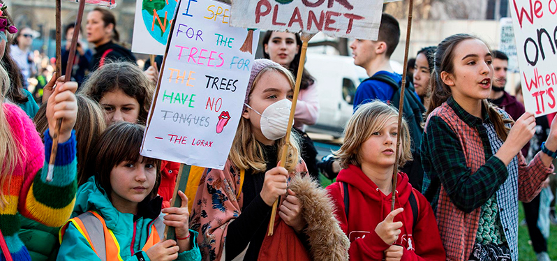 Dezenas de jovens participam de forma mais ativa dos debates e tomadas de decisão da COP28. Foto: Shutterstock