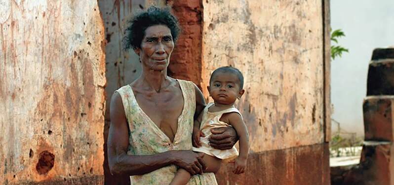 Mujer negra con un niño en su regazo. Foto de : Agência Brasil