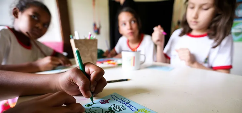 Crianças aprendendo sobre o impacto positivo da educação ambiental. Foto: Agência Brasil / Marcelo Camargo