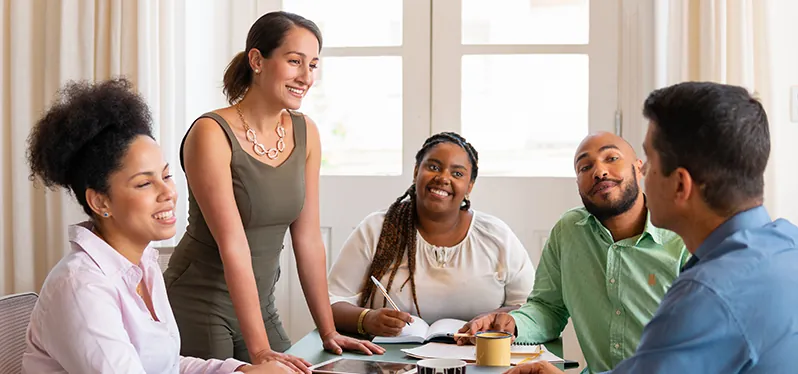 Pessoas reunidasem para tomada de decisão. Foto: Adobe Stock