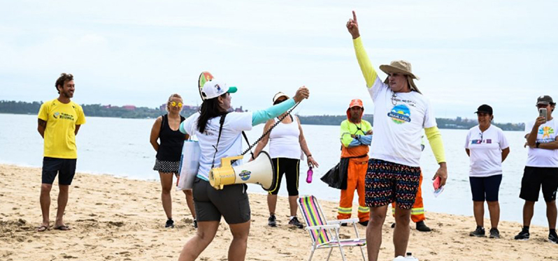 Campanha Praia Limpa - participantes em interação na praia
