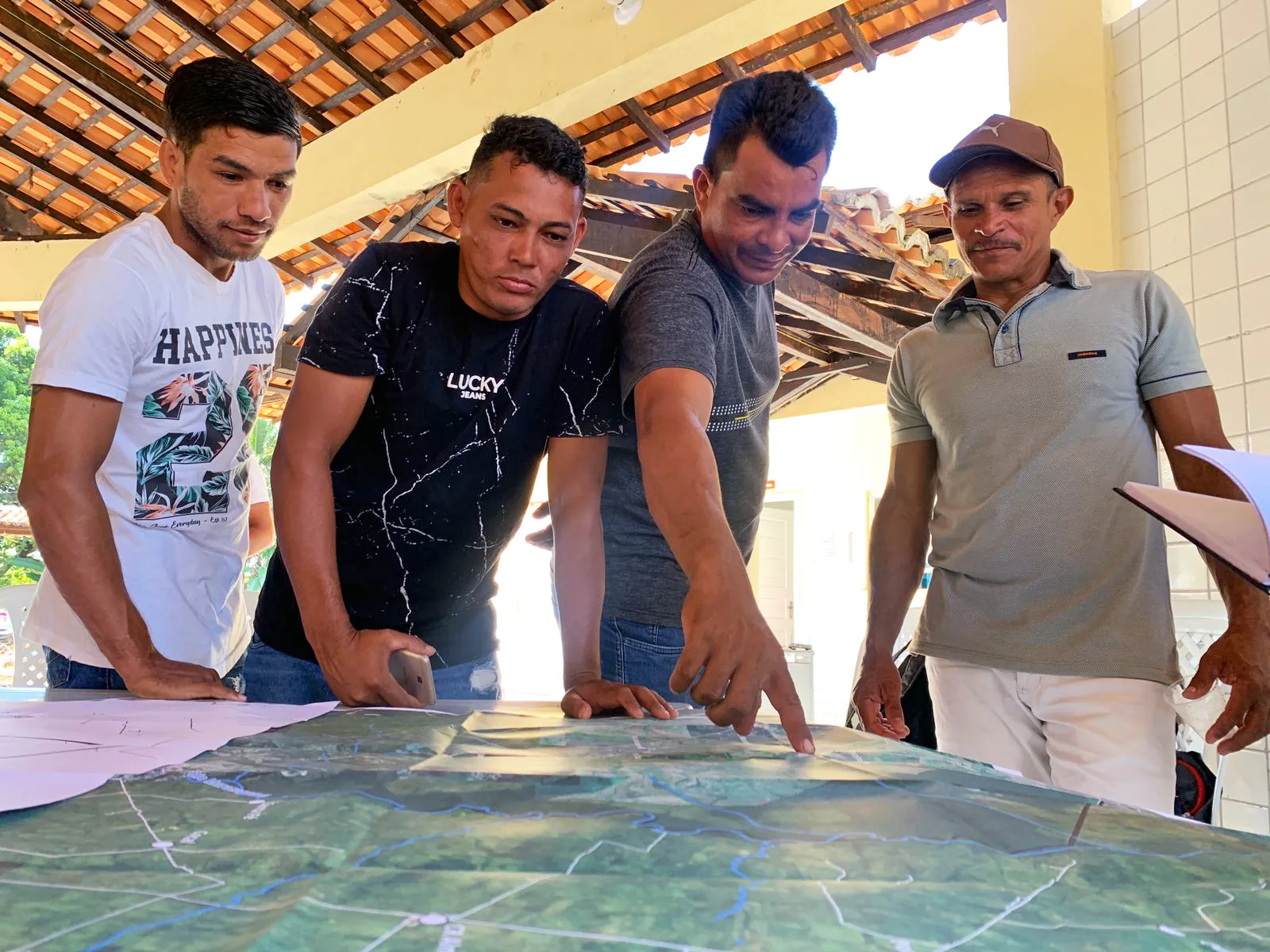 Atores locais analisam mapa da propriedade Atores locais analisam mapa da propriedade