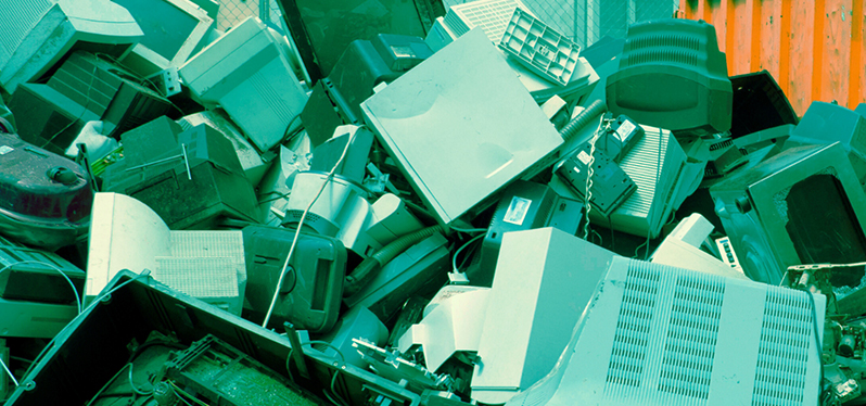 resíduos sólidos - equipamentos eletrônicos descartados em lixo