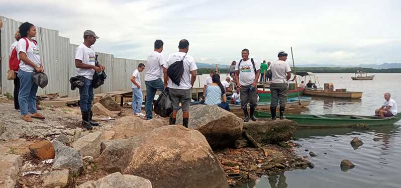 Pessoas participando da ação "Andada do Caranguejo-Uçá". Foto: Prefeitura Municipal de Vitória