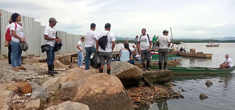 Pessoas participando da ação 