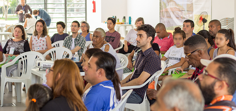educação no Brasil: pessoas em sala de aula Foto: Synergia