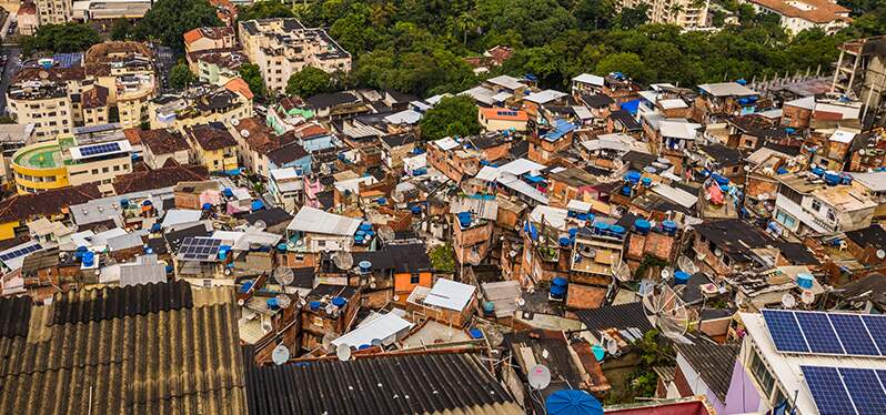 Casas em região de vulnerabildiade. ocupação territoriaç. Foto: Adobe Stock