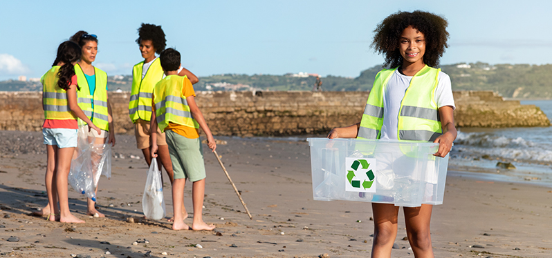 Planeta versus Plástico - pessoas recolhendo plástico em praia