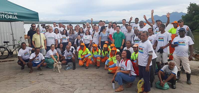 Pessoas participando da ação "Andada do Caranguejo-Uçá". Foto: Prefeitura Municipal de Vitória