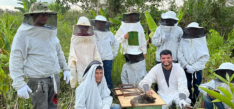Integrantes da AASFLOR com roupas de apicultura. Foto: Synergia Socioambiental