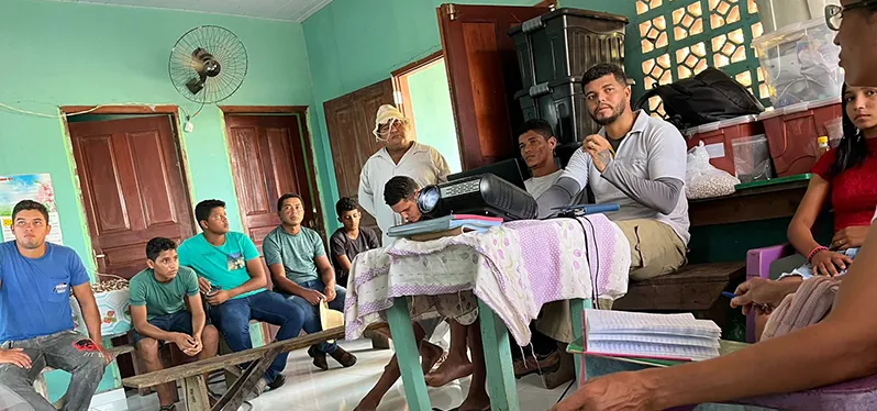 Integrantes da AASFLOR durante curso de apicultura familiar. Foto: Synergia Socioambiental