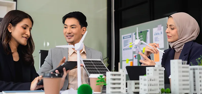 Pessoas aparecem em uma mesa conversando sobre o Plano Básico Ambiental