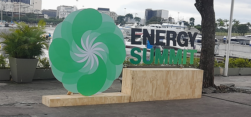 Entrada do Energy Summit, evento que promoveu encontros e discussões sobre os principais desafios e oportunidades da transição energética.