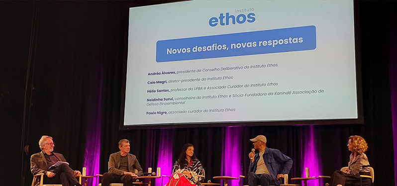 Cinco participantes durante o painel “Novos desafios, novas respostas”, promovido pelo Instituto Ethos.