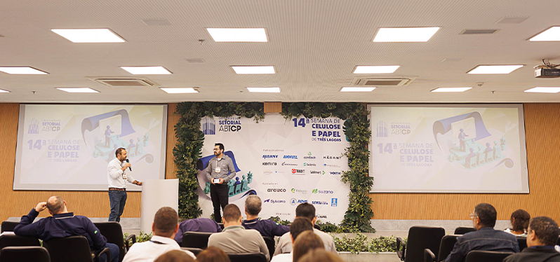 Palestrantes apresentam conteúdo para participantes durante a 14ª Semana de Celulose e Papel, evento dedicado à inovação, tendências e troca de conhecimento no setor.