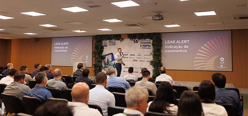 Participantes acompanham palestra sobre detecção de vazamentos durante a 14ª Semana de Celulose e Papel, evento que reúne profissionais para discutir soluções e inovações do setor.